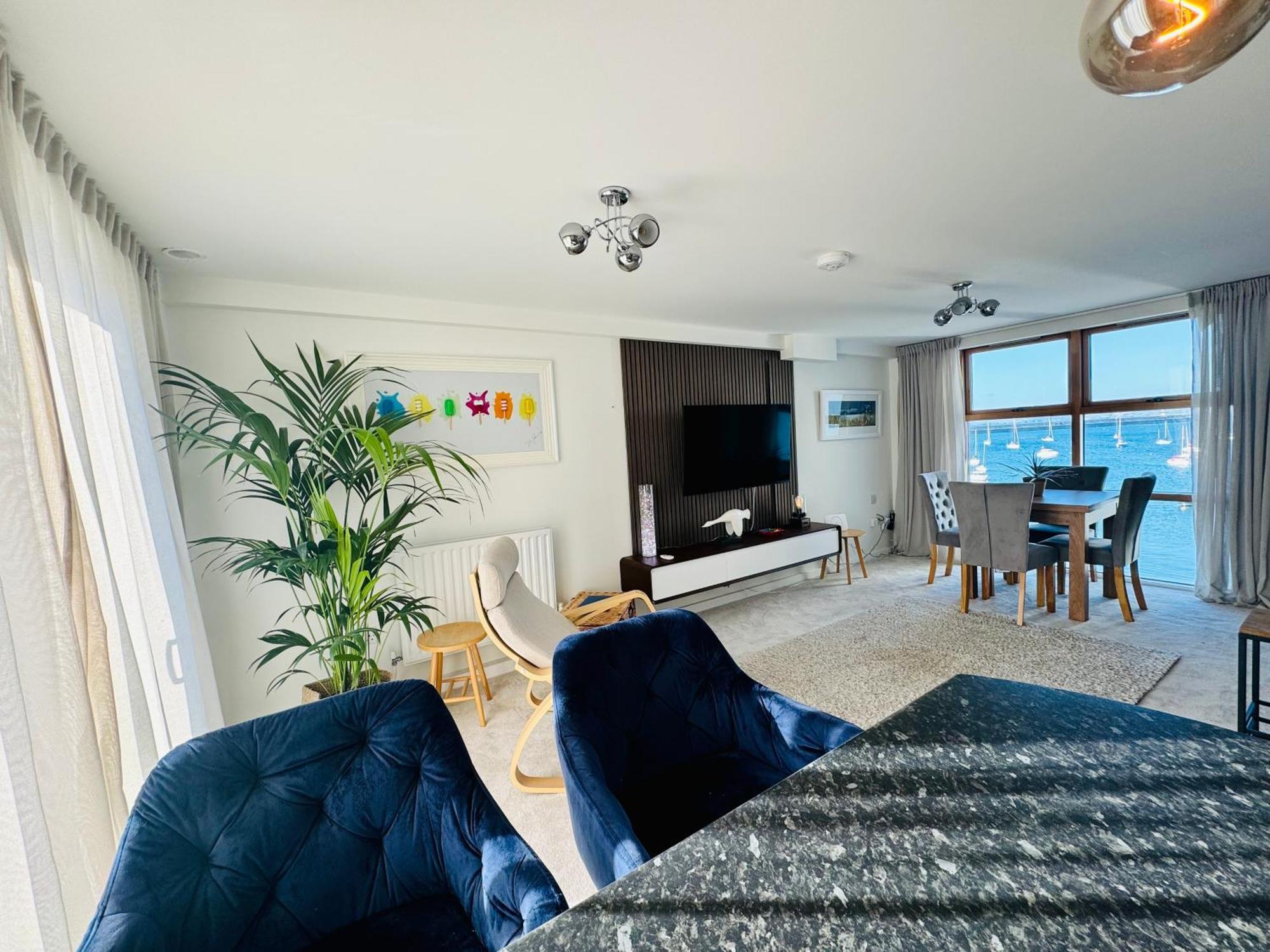 Marina Sea View Apt - Second Floor With Lift, Modern Holyhead Dış mekan fotoğraf